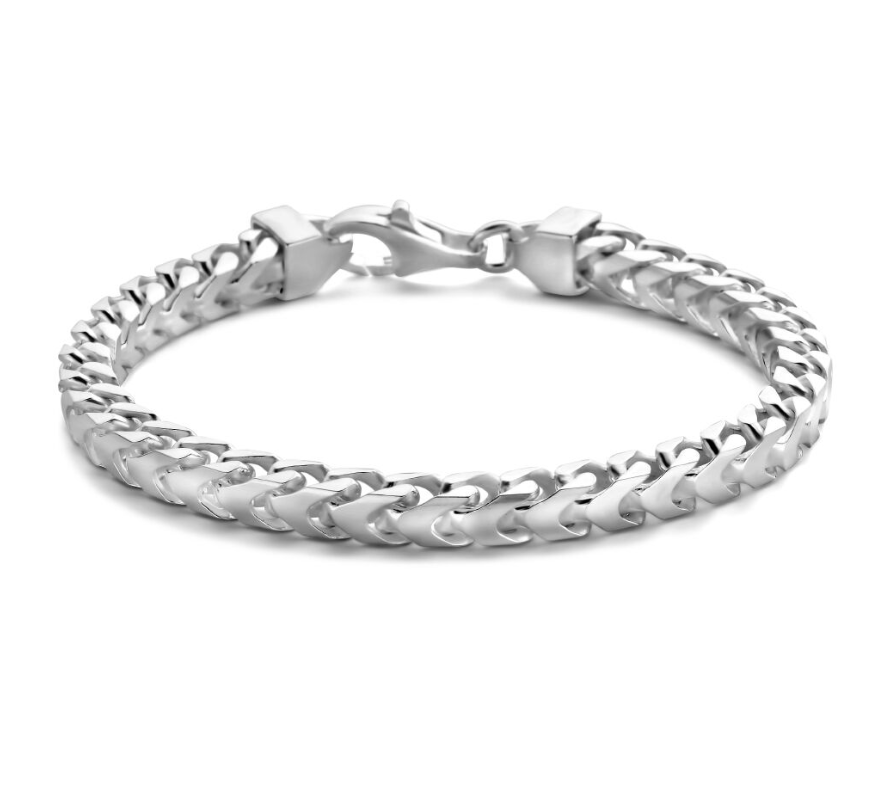 Zilveren armband geslepen Gourmet schakel van 5.6 mm uitgevoerd met een karabijnhaak sluiting.